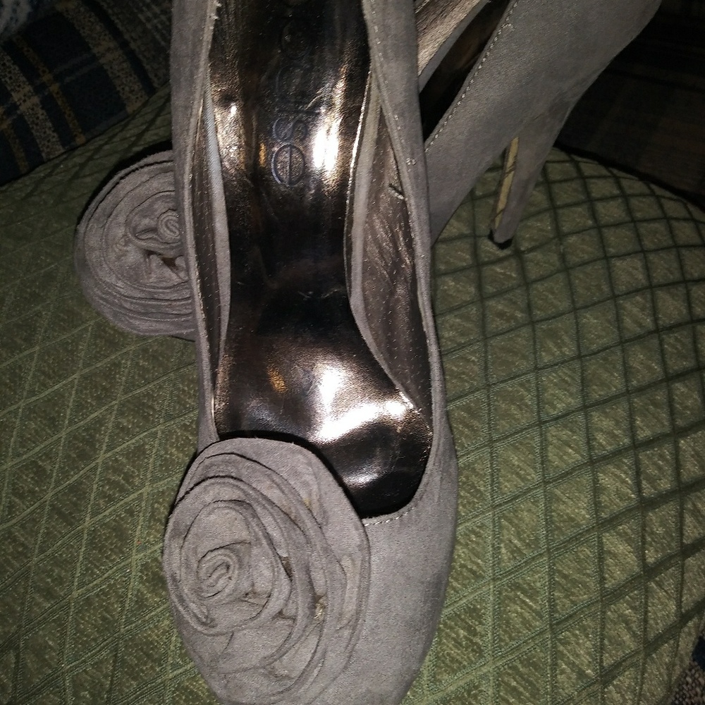 Pulse suede heel size 7 w/ flower Embemlished